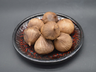 黑蒜廠(chǎng)家介紹黑蒜，老人們都愛(ài)吃，養(yǎng)生效果到底如何？